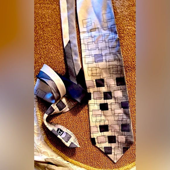 Reaction Kenneth Cole Tie with Squares Pattern, 100% Silk - Picture 2 of 9